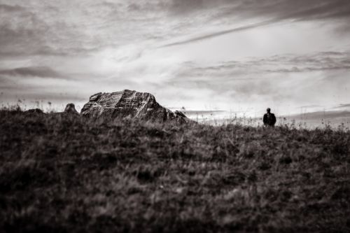 montagne-au-loin-nb.jpg